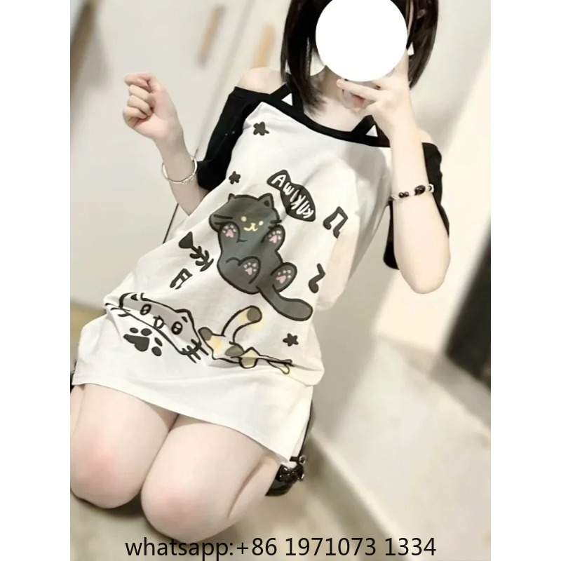 Tee Graphic Print - เสื้อยืดผู้หญิงลายปะติดสไตล์ญี่ปุ่น แบบเปิดไหล่ พิมพ์ลายการ์ตูนน่ารัก สไตล์คาวาอี้ เสื้อยืดแฟชั่นฤดูร้อน สไตล์